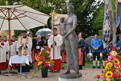 Einweihungsfeier der Madonnenfigur Patrona Bavariae in Garching bei München